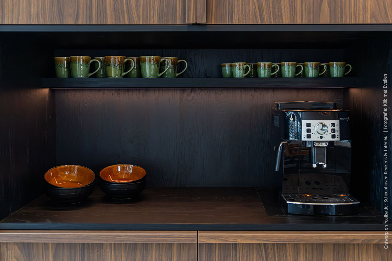 Detailfoto van kast in de mat donkerbruine LS17 Poro Noce met levendig walnoot decor en nis in de zwarte U129 Sherwood