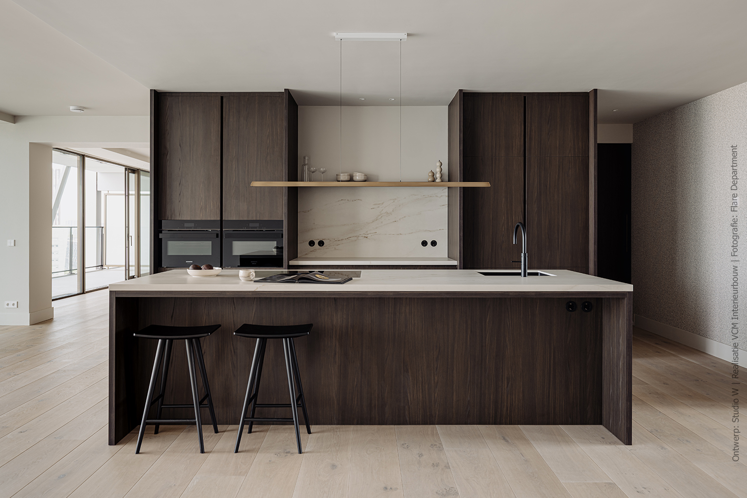 Warm iepenhout brengt rust en elegantie in modern keukendesign