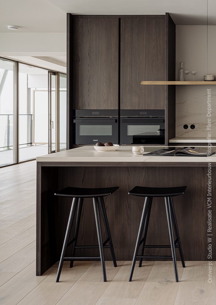 Moderne keuken met kookeiland in warm bruin iepenhoutdecor S156 Fronda