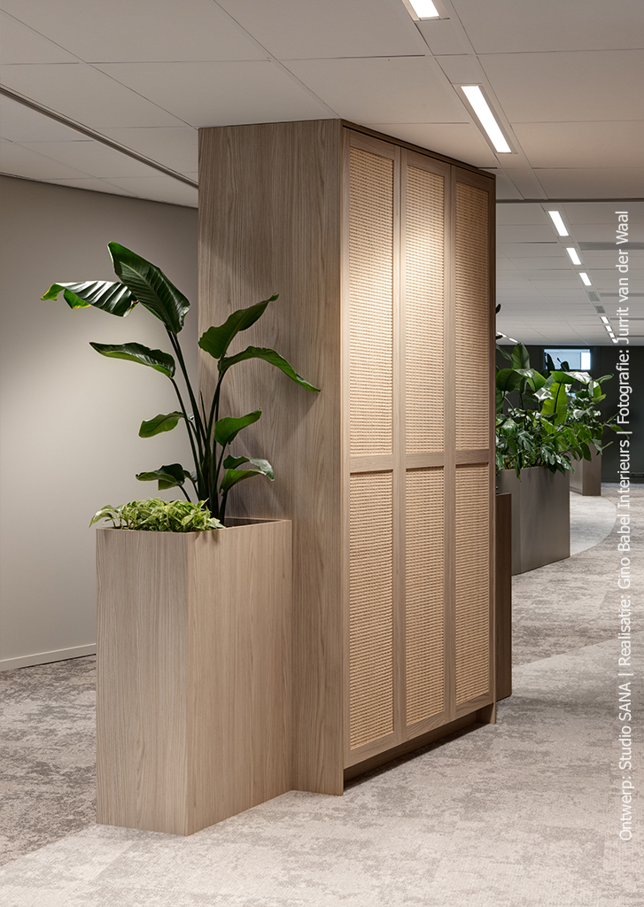 Maatwerk kast met geïntegreerde plantenbak in blond houtdecor S164 Fronda