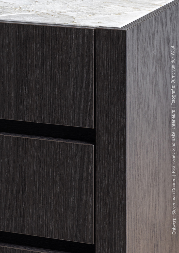 Keukendetail in het donkerbruine houtdecor S181 Quercia