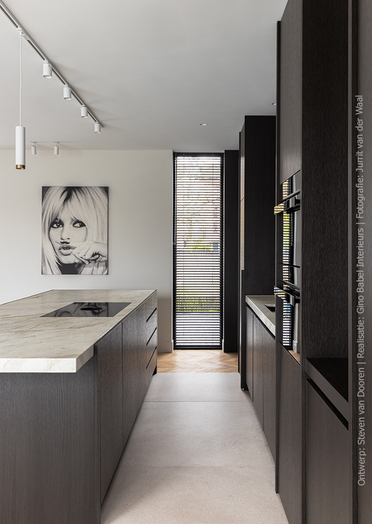 Moderne keuken met kookeiland in het donkerbruine houtdecor S181 Quercia