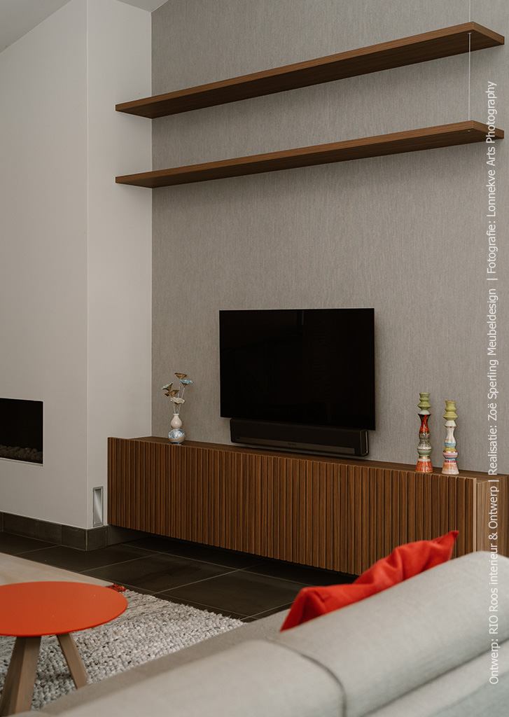 Maatwerk tv-meubel in decor LS47 Poro Noce, gekenmerkt door een levendige nerf en natuurlijke walnootstructuur.