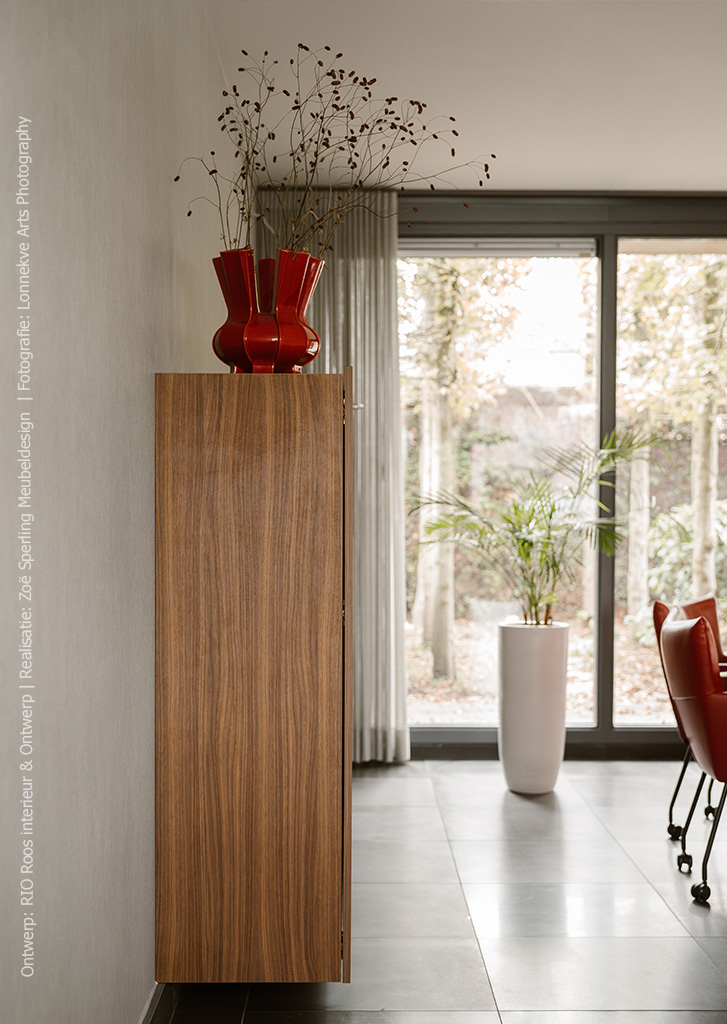 Maatwerk kast in decor LS47 Poro Noce, gekenmerkt door een levendige nerf en natuurlijke walnootstructuur.