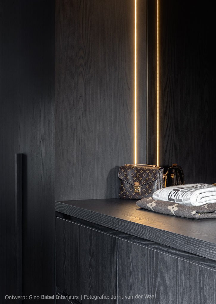 Detailfoto van kastenwand in decor S176 Corteccia, met zwarte basistint en bruine nuances voor een luxe, natuurlijke uitstraling.