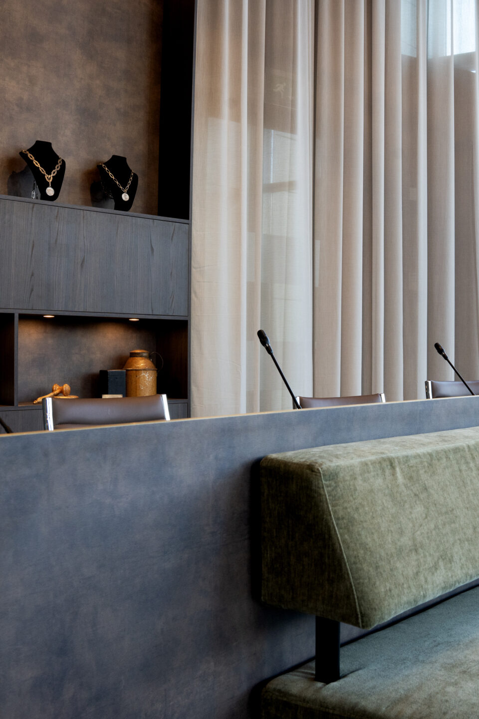 Detailbeeld van de tribune in de raadzaal in Westerveld. 