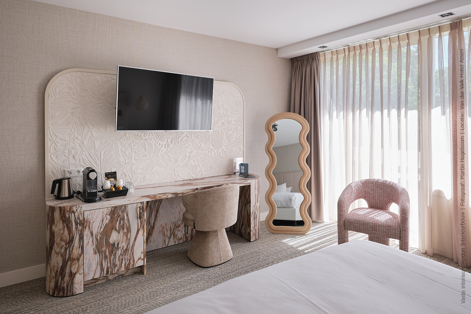 Een doordachte materiaal­mix zorgt voor een verfijnde uitstraling in het hotelinterieur