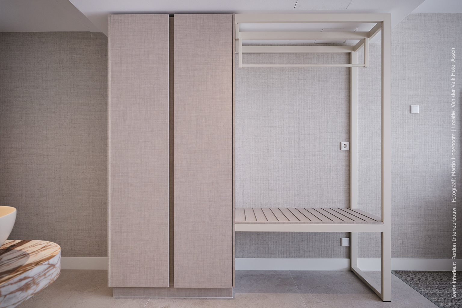 Kledingkast in textielachtig decor FC31 Alpaca, met een matte, lichte beige vezelstructuur.