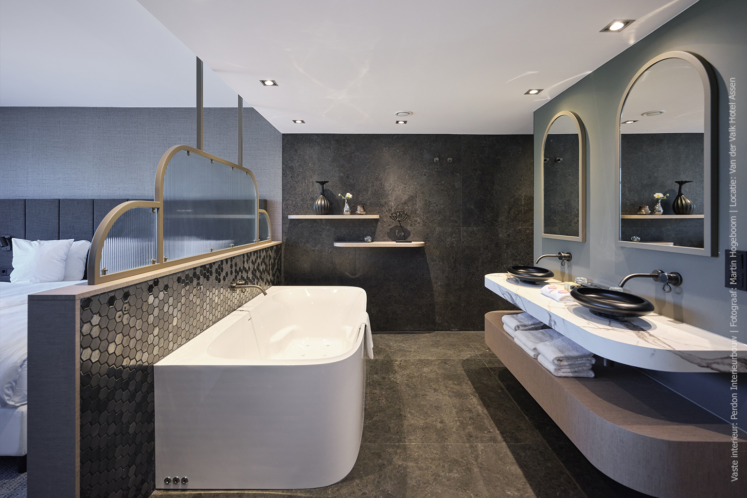 Hotelkamer met badkamermeubel, uitgevoerd in de textiel structuur FD32 Alpaca en marmer decor FB38 Talco.