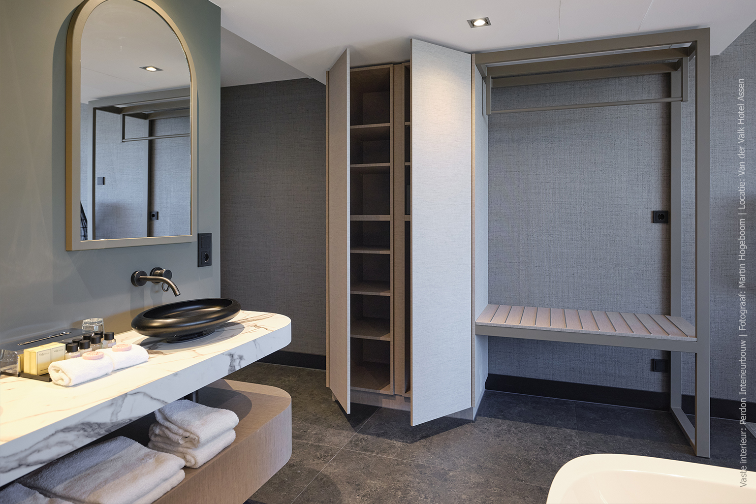 Hotelkamer met maatwerk kast in textieldecor FD32 Alpaca en een badkamermeubel uitgevoerd in de FD32 Alpaca en marmer decor FB38 Talco.