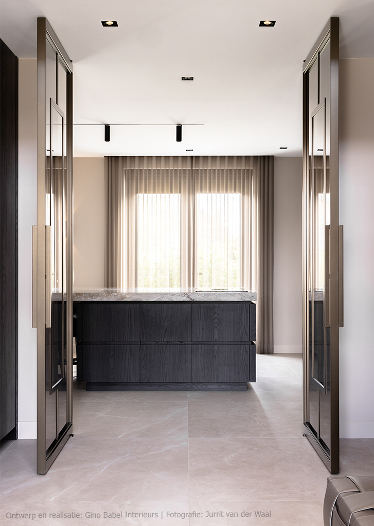 Luxe keuken in decor S176 Corteccia, met zwarte basistint en bruine nuances.