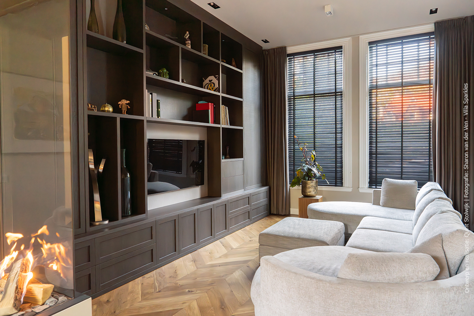 Donkere geometrische structuur als rode draad in het interieur