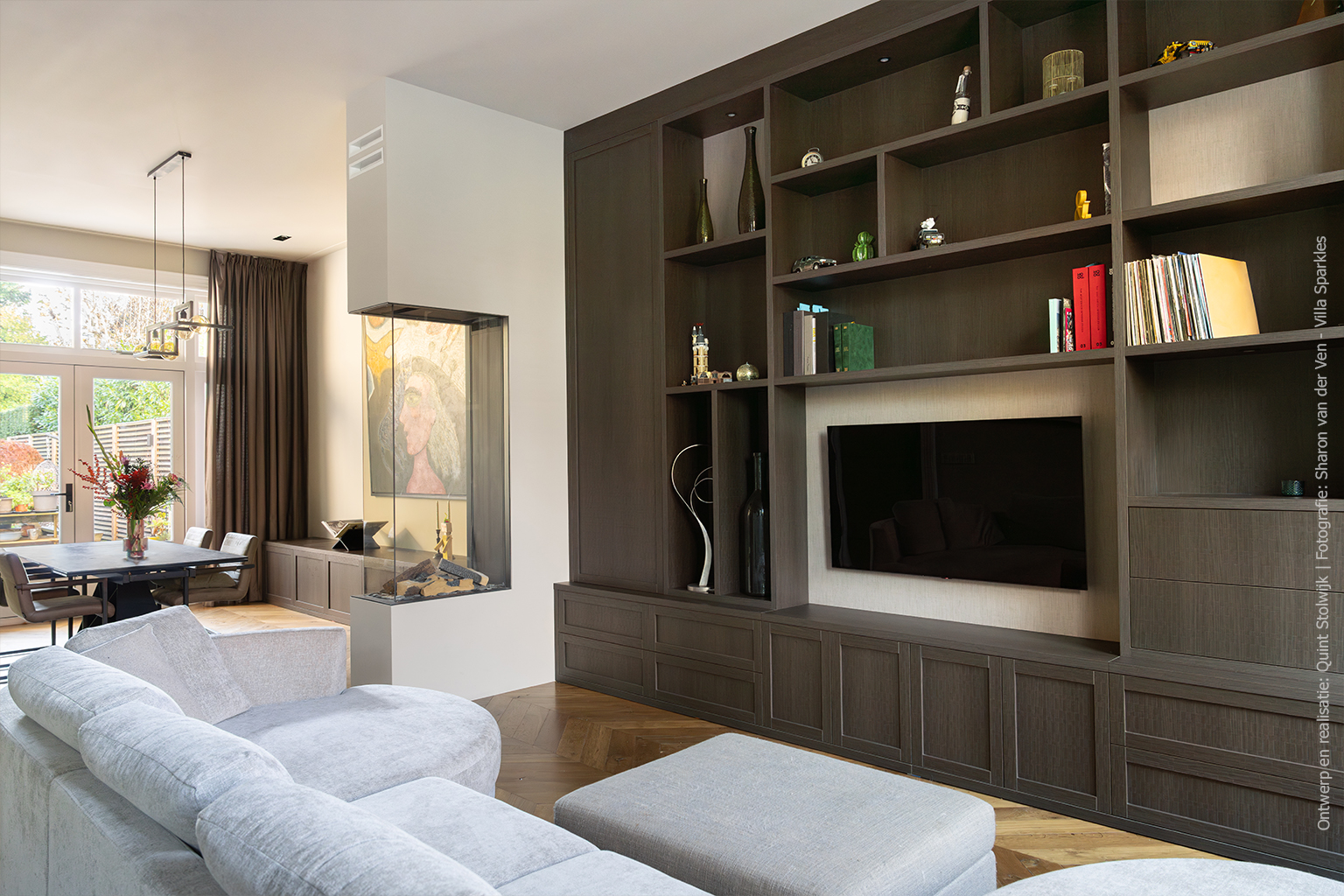 Maatwerkkast uitgevoerd in het donkerbruine decor S181 Sbalzo, met een geometrische, driedimensionale houtstructuur.