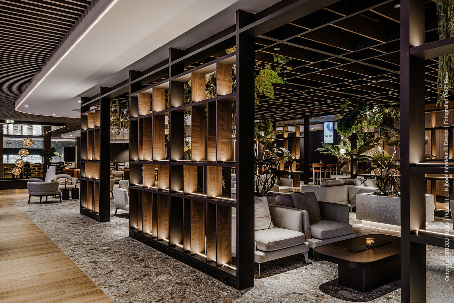 Warm houtdecor met een grafische twist voor een vernieuwd congrescentrum