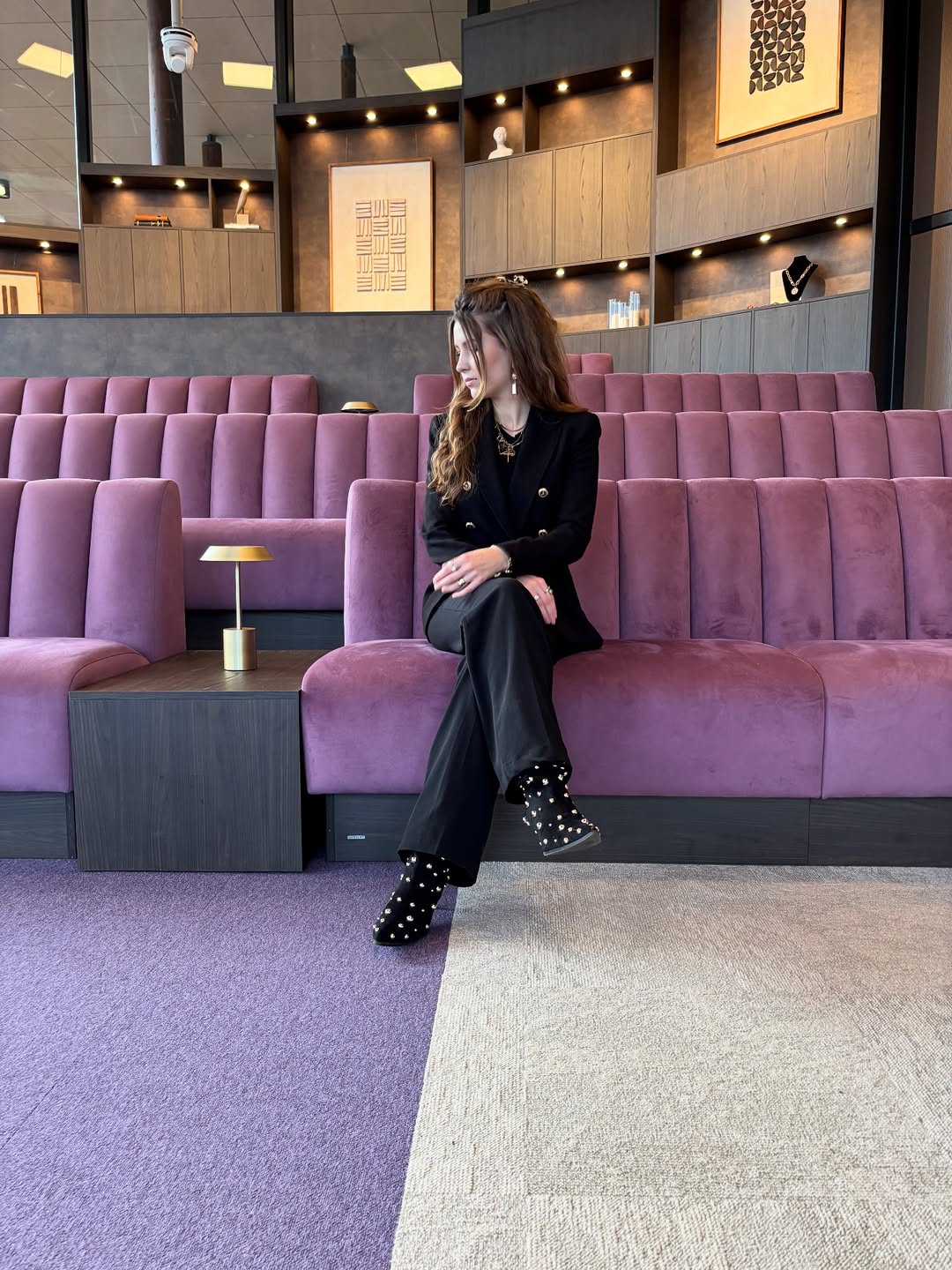 Afbeelding van ontwerper Caitlin Samson in de raadzaal in Westerveld. 