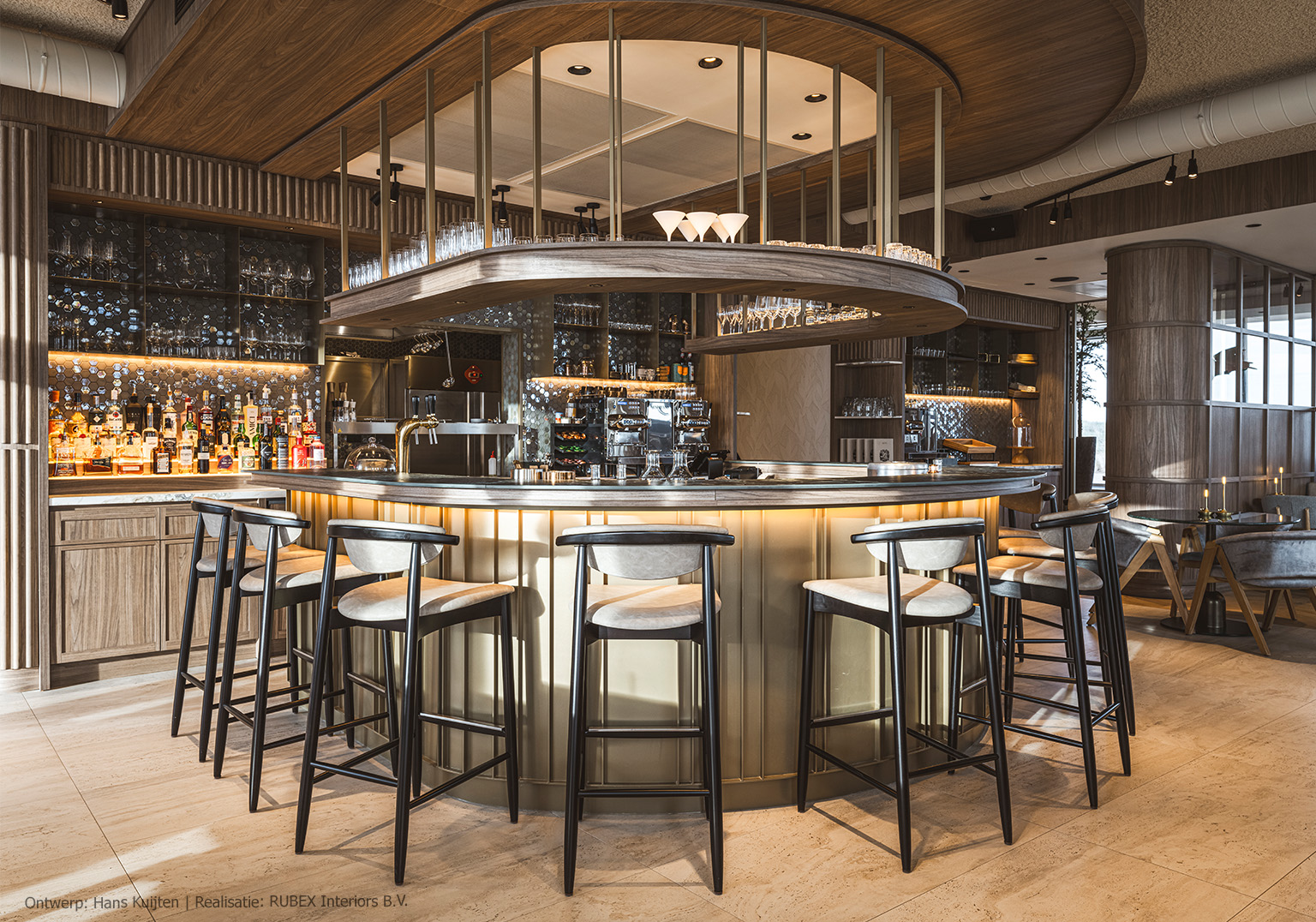 Maatwerk bar in hotel, uitgevoerd in LS13 Poro Noce, een warm lichtbruin walnootdecor met levendige nerftekening.