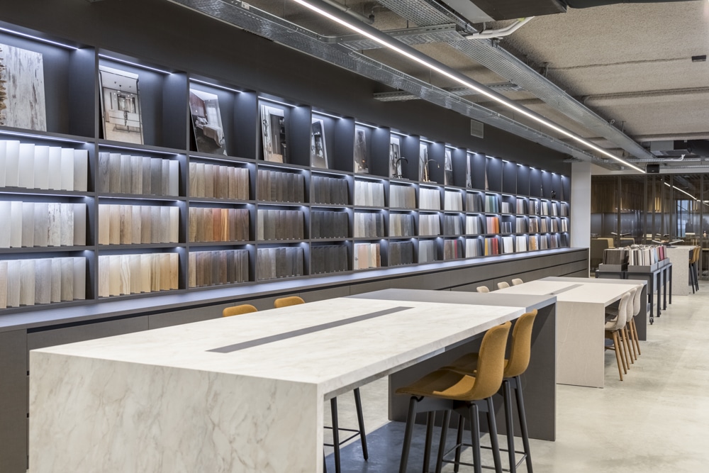 DecoLegno Showroom in Westzaan met de kastewand met daarin alle stalen.