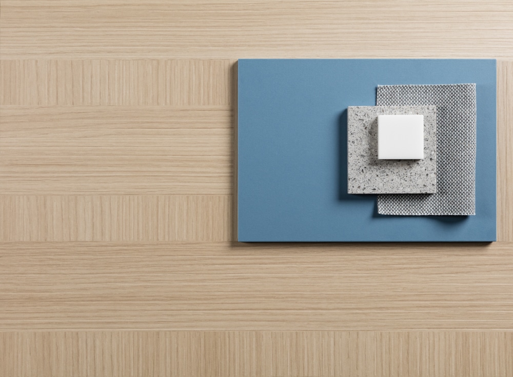 Materialen moodboard met decoratief plaatmateriaal met een blond houtdecor; de S191 Jiometori in combinatie met unikleurig plaatmateriaal en solid surface decor Old Castle van Durasein.