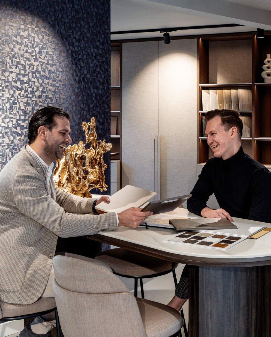 Afspraak adviseur en gast in showroom Echt