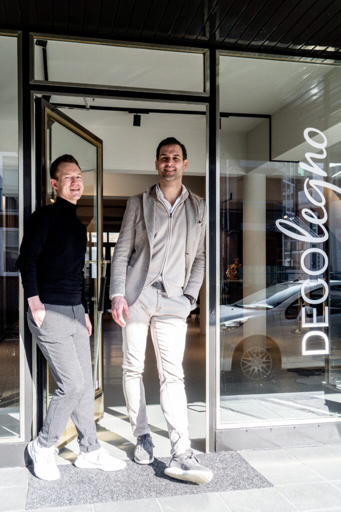 Adviseurs Tim en Ivo in de entree van showroom Echt